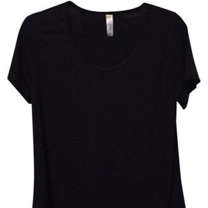 Solid black Lularoe Classic tee size M